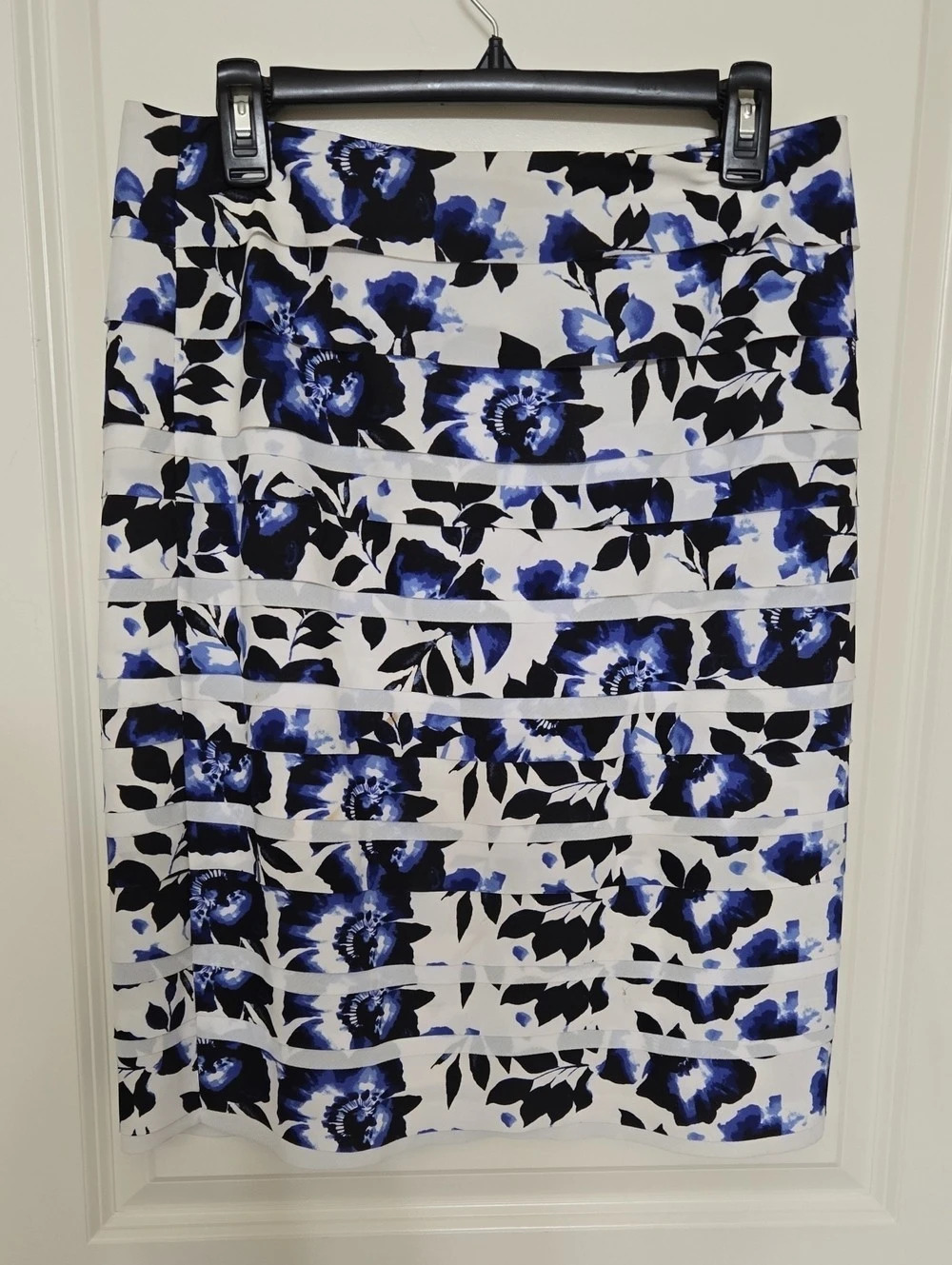 White House Black Market Floral Pencil Skirt Blue & White Size 10 Like New